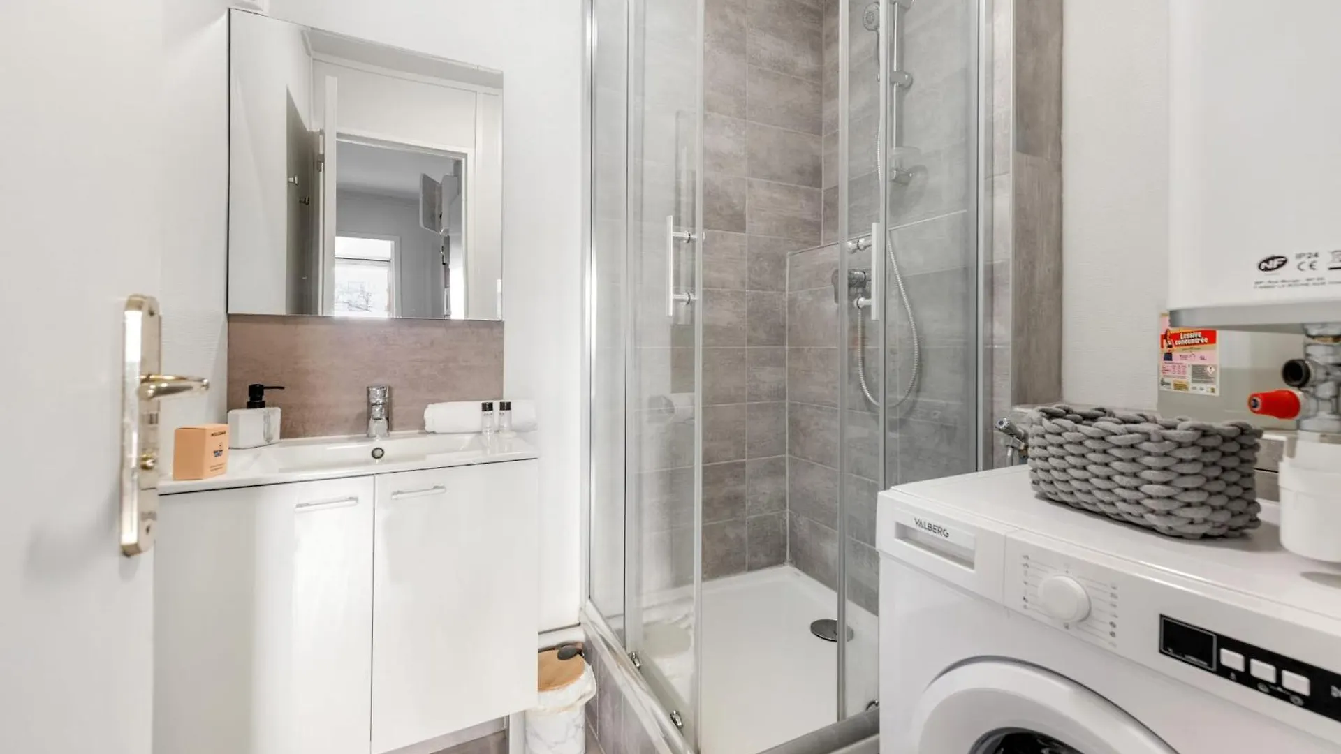 Charming Two-Bedroom Apartment With Balcony In Villeurbanne