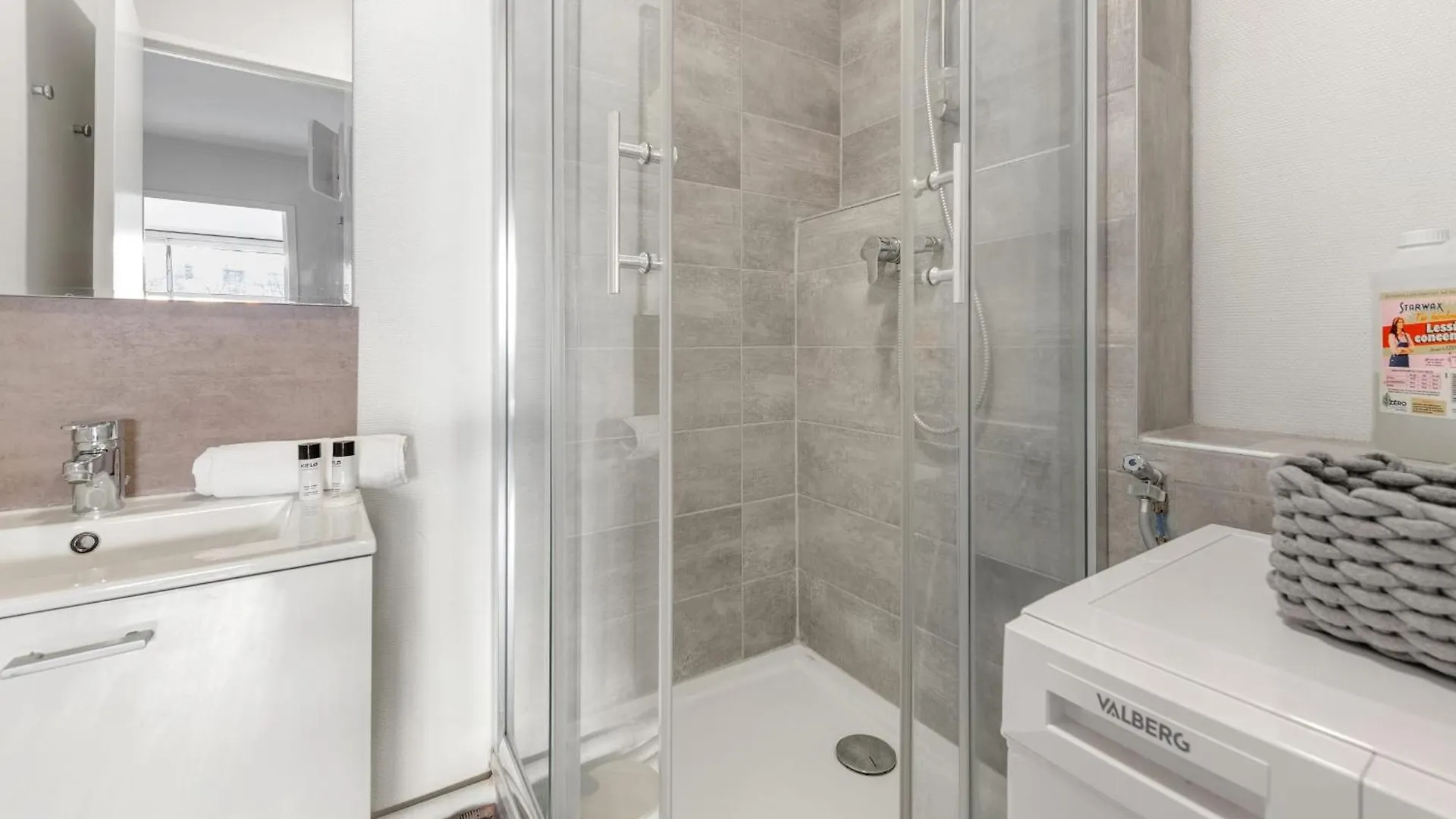 Charming Two-Bedroom Apartment With Balcony In Villeurbanne 0*,  France
