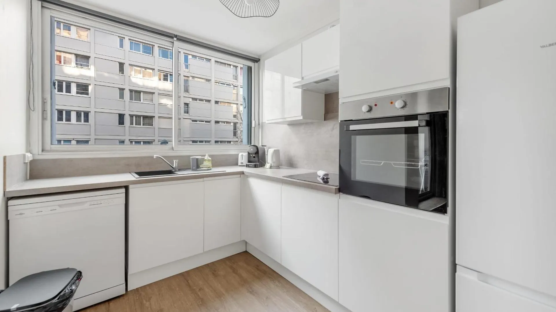 Charming Two-Bedroom Apartment With Balcony In Villeurbanne
