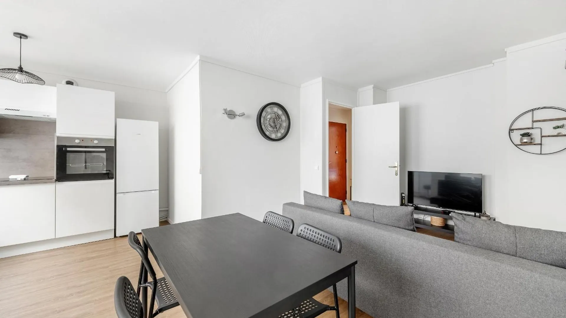 Charming Two-Bedroom Apartment With Balcony In Villeurbanne France