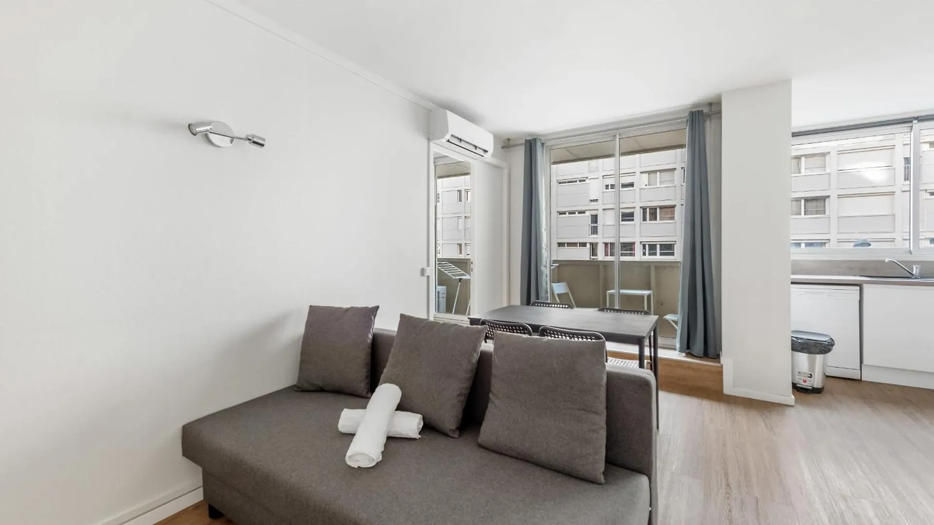 Charming Two-Bedroom Apartment With Balcony In Villeurbanne
