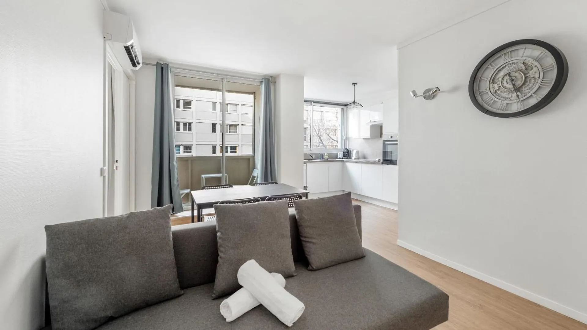 Charming Two-Bedroom Apartment With Balcony In Villeurbanne